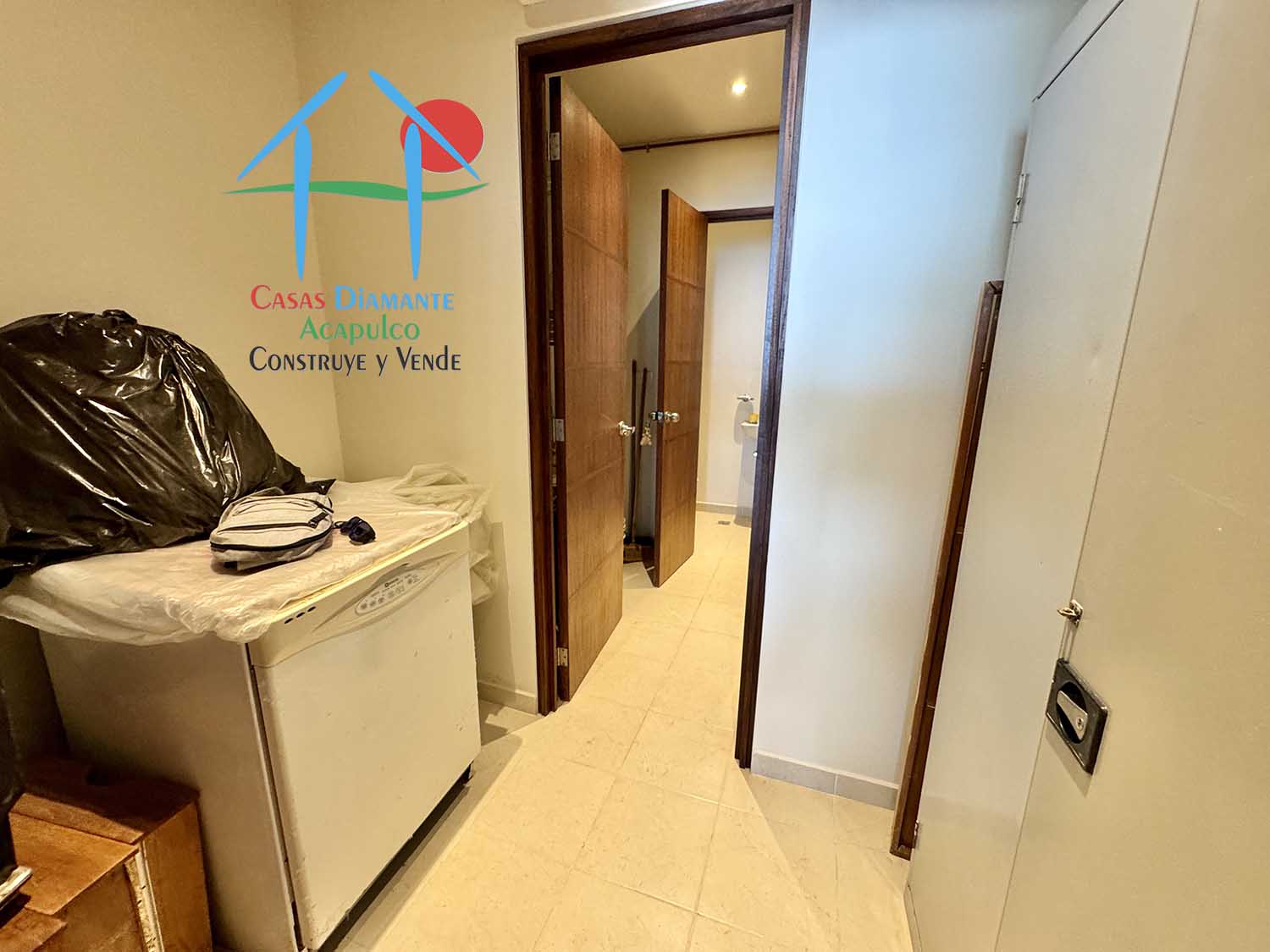 Ocean Front 802 - Lavandería 1