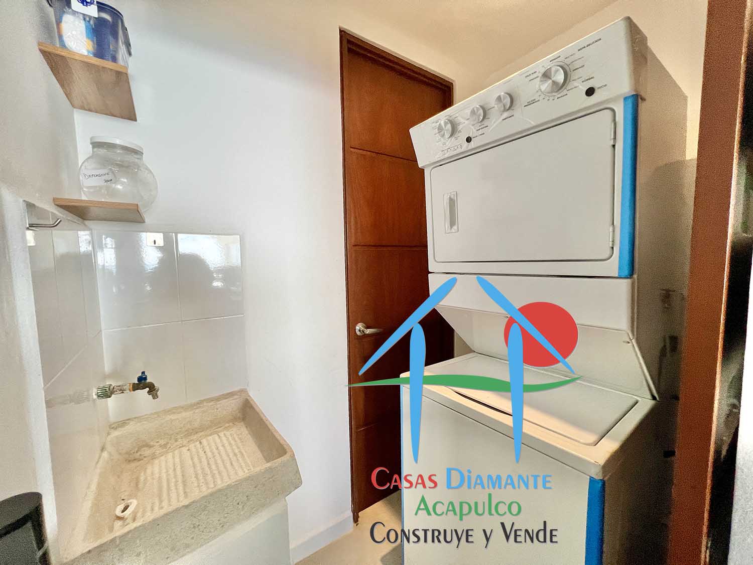 Ocean Front 808 - Lavandería 1